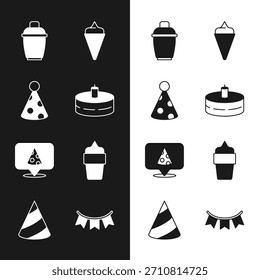 Set Pastel con velas ardientes, sombrero de fiesta, coctelera, cono de gofre de helado, rebanada de pizza, banderas de guirnaldas de carnaval e icono. Vector