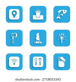 Set Campfire, Garfo e colher, isqueiro, chama tocha, Wi-Fi internet sem fio, machado de madeira, peixe e localização para o ícone de acampamento. Vetor