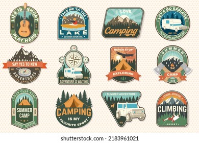 Parche del logotipo de la serie de insignias de camping. Ilustración vectorial. Concepto de camisa o logotipo, impresión, sello o tee. Diseño de tipografía vintage con guitarra, hombre en canoa, lago, brújula, rv de camper, tienda de campaña y bosque