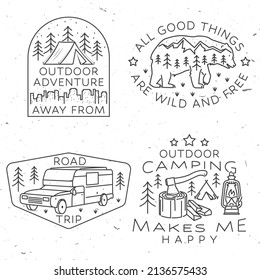 Set von Campingplätzen, Pflaster. Vektorgrafik. Konzept für Hemd oder Logo, Druck, Stempel oder Abschlag. Vintage Line Art Design mit Bär, Wald, Laterne und Axt und Berglandschaft.