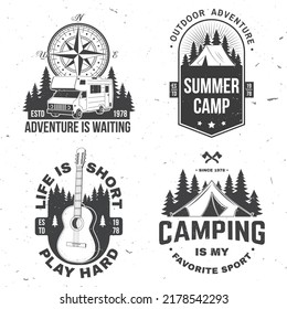 Juego de insignias de camping. Ilustración vectorial. Concepto de camisa o logotipo, impresión, sello o tee. Diseño de tipografía vintage con brújula, guitarra, caravana de camping, tienda, montaña, hacha y bosque