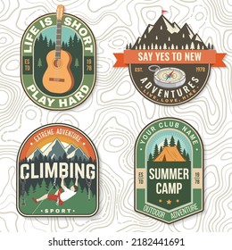 Juego de insignias de camping. Ilustración vectorial. Concepto de camisa o logotipo, impresión, sello o tee. Diseño de tipografía vintage con brújula, guitarra, camping escalador, tienda, silueta de montaña y bosque.