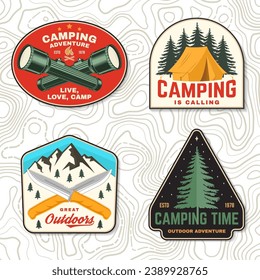 Set Campingpflaster, Aufkleber. Outdoor Abenteuer Vektorbadge Design. Vintage-Typografie-Design mit Camping-Taschenlampe, Zelt, Messer, Berg- und Waldsilhouette.