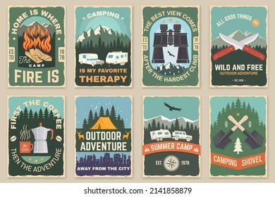 Juego de carteles retro de camping. Ilustración vectorial. Concepto de camisa o logotipo, impresión, sello o tee. Diseño con fogata, montañas, café, cuchillo, montañas, ciervos, binoculares y silueta forestal.