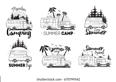 Conjunto de logotipo del remolque de camping. camionetas de camper en el paisaje de fondo con letras de montaña, campamento de verano, viaje. Colección de composición en blanco y negro.