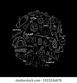 Conjunto de elementos de camping y trekking. reposo del bosque de doodle. Dibujo de mano de contorno aislado en fondo negro.