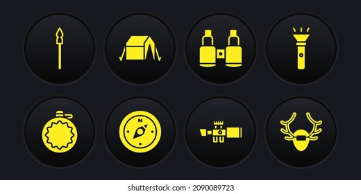 Die Kantenflasche, die Blitzlichtblende, der Kompass, die optische Sniper, die Binokulare, das Touristenzelt, die Hirschbläser auf dem Schild und das mittelalterliche Speersymbol. Vektorgrafik