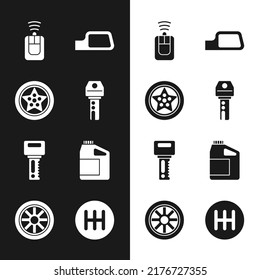 Ajuste la llave del coche con mando a distancia, rueda, espejo, cartucho para aceite de motor, selector de velocidades e icono. Vector