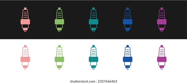 Ajuste el icono de la bujía del coche aislado en el fondo blanco y negro. Una vela eléctrica para el auto.  Vector