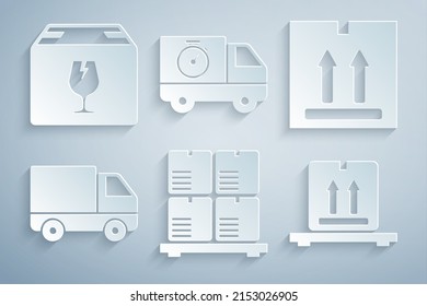 Colocar cajas de cartón en el pallet, con tráfico, vehículo de camión de carga de entrega, y cronómetro e icono de contenido frágil. Vector