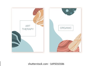 Set von Karten mit abstraktem Marmor, Steinstruktur. Biologische Naturformen.  Kreativer Hintergrund mit blauen, roten, gelben Farben. Minimal modernes Design.