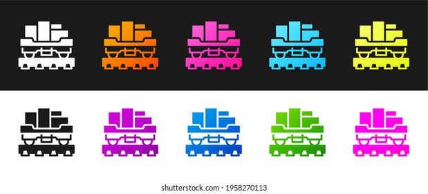 Ponga el icono del vagón del tren de carga aislado sobre fondo blanco y negro. Carro de carga completo. Transporte ferroviario.  Vector