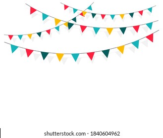 Juego de carnaval, guirnaldas de bandera. Decoración colorida para unas vacaciones, cumpleaños, decoración clara y luminosa. Fondo festivo con banderas colgantes.