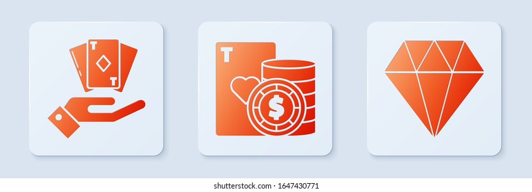 Pon fichas de Casino y cartas de juego, la mano sostiene la baraja de cartas de juego y Diamante. Botón cuadrado blanco. Vector