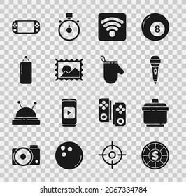 Juego de fichas de casino, olla de cocina, Micrófono, red inalámbrica Wi-Fi, sello postal, bolsa de perforación, videoconsola portátil e icono de guante de horno. Vector