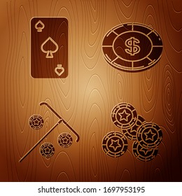 Juego de fichas de Casino, Jugar carta con símbolo de espadas, Palo para fichas y fichas de Casino con símbolo de dólar sobre fondo de madera. Vector