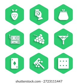 Set Casino máquina tragamonedas con uva, palo para fichas, dados de juego, vidrio Martini, diamantes de la tarjeta de juego, ranura, billetera e icono de fresa. Vector