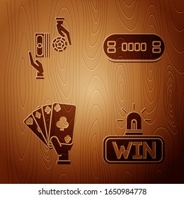 Juego de Casino ganar, fichas de Casino intercambiar en montones de dólares, Mano sosteniendo cartas de juego y mesa de Poker en fondo de madera. Vector