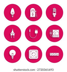 Set Ladegerät, Elektrischer Lichtschalter, Verlängerungskabel, Amperemeter, Multimeter, Voltmeter, Glühbirne, Stecker, LED und Icon. Vektorgrafik