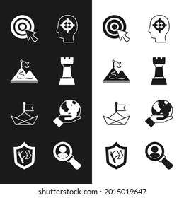 Juego de ajedrez, Montañas con bandera, flecha de destino, caza de cabezas, barco de papel doblado, globo terrestre de mano, vidrio de aumento para búsqueda e icono Escudo. Vector