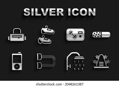 Ampliador Chest, píldora de vitamina, cremallera metálica con pesas, cabezal de ducha, reproductor de música, gimnasio, tarjeta de gimnasia, bolsa deportiva e icono de zapatillas. Vector