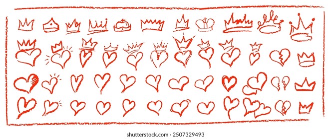 Conjunto de corazones y coronas de crayón dibujados a mano de niños. Colección de color rojo pastel símbolo de amor y Estado monarca. Vector de carbón doodle Formas y garabatos en estilo infantil femenino