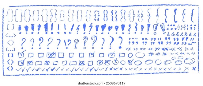 Satz von handgezeichneten Kinderstiften auf Textsymbolen. Sammlung von blauen Pastellfarben Symbol Klammern, Frage, Kreise, Ausrufezeichen etc. Vektorkohle-Doodle-Formen und Schnörkel im kindlichen Stil.
