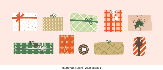 Conjunto de cajas de regalo de Navidad. Regalos de vacaciones de cumpleaños de Navidad en papel de regalo festivo con arcos y decoración floral. Ilustración vectorial en estilo plano