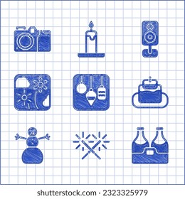 Ponga luces de Navidad, fuegos artificiales de Sparkler, botella de champán, pastel, muñeco de nieve, cohete de fuegos artificiales, altavoz estéreo e icono de la cámara fotográfica. Vector