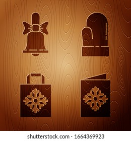 Ponga tarjetas postales de Navidad, campana de sonido de Feliz Navidad, bolsa de compras de papel de Navidad y Navidad en fondo de madera. Vector