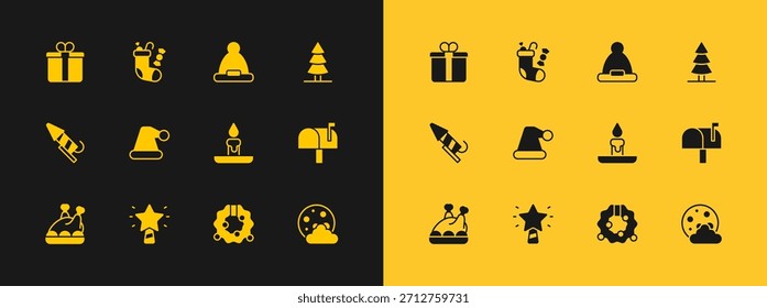 Conjunto de árbol de Navidad, estrella, vela ardiente, corona, sombrero de Santa Claus, caja de regalo e icono de media. Vector