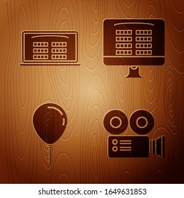 Set Cinema Camera , Compra el billete de cine en línea , Globo con cinta y compra el billete de cine en línea sobre fondo de madera. Vector