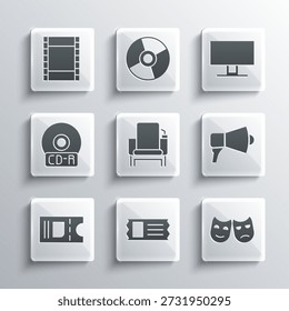 Video Set de entradas de cine, máscaras de comedia y tragedia, megáfono, silla, CD o DVD, Play e icono de Smart Tv. Vector