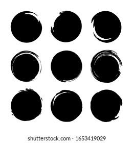 Runde setzen strukturierte handgezeichnete Abstrakte von schwarzer Farbe einzeln auf weißem Hintergrund. Vektorillustration.