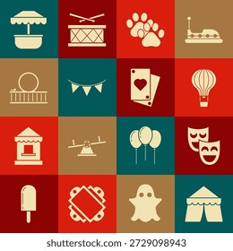 Tienda del circo, máscaras teatrales de la comedia, globo del aire caliente, impresión de la pata, guirnalda del carnaval con las banderas, montaña rusa, carrusel de la atracción y icono de la tarjeta de juego. Vector