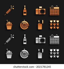 Fijar tablero de dardos y flecha clásicos, calendario de cumpleaños, garland de carnaval con banderas, encendedor, pastel, cámara fotográfica, cohete de fuegos artificiales e icono de botella de champán. Vector