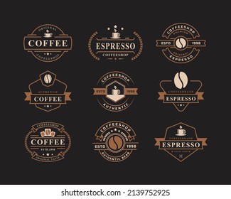 Conjunto de logotipos clásicos de la cafetería Retro Badge. Taza, frijoles, café estilo vintage ilustración vectorial