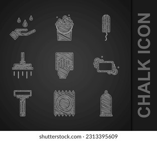 Servicio de tintorería, paquete de preservativos sexo seguro, barra de jabón, navaja de afeitar, cabeza de ducha, tampón sanitario y lavar manos con icono. Vector