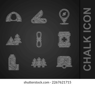 Fijar cuerda de escalador, Bosque, Rv Camping trailer, Kit de primeros auxilios, Contenedor de termos, Montañas con árbol, brújula e ícono de carpa turística. Vector