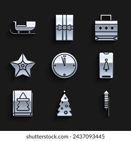 Set Reloj, árbol de Navidad con decoraciones, cohete de fuegos artificiales, caja de regalo de Smartphone, libro, estrella, bolsa de compras de papel y santa claus trineo icono. Vector