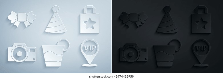 Set Cocktail, Papier Einkaufstasche, Fotokamera, Location VIP, Party Hut und Fliege-Symbol. Vektorgrafik