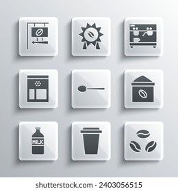 Ponga la taza de café en marcha, frijoles, café bolso, cuchara, botella con leche, letrero de la calle e icono de la máquina. Vector