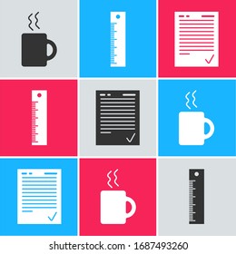 Ajuste la taza, la regla y la hoja de examen del café con el icono de marca de verificación. Vector