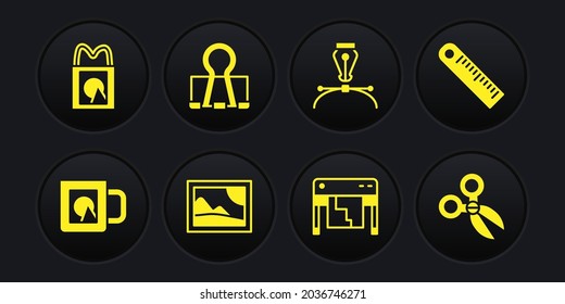 Set-Kaffeetasse, Regler, Bildlandschaft, Plotter, Füllfederhalter, Schlackenschere, Scheren und Papier-Einkaufstasche-Icon. Vektorgrafik