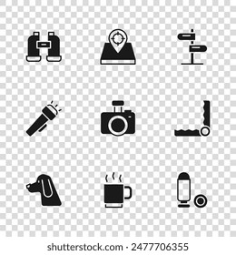 Set Taza de café, caza de trampas, bala, cámara de fotos, señal de tráfico de carretera, prismáticos, lugar de caza e icono de linterna. Vector