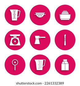 Ponga el café, la taza de medición, el paquete de papel para la leche, el Cuchillo, la sartén, las escalas, el jugo de cítricos y el icono. Vector