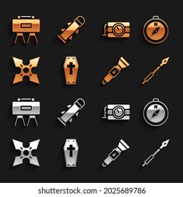 Set Coffin mit Kreuz, Compass, mittelalterliche Speer, Flashlight, japanische Ninja-Shuriken, Dynamit- und Timer-Uhr, Militärmine und Raketensymbol. Vektorgrafik