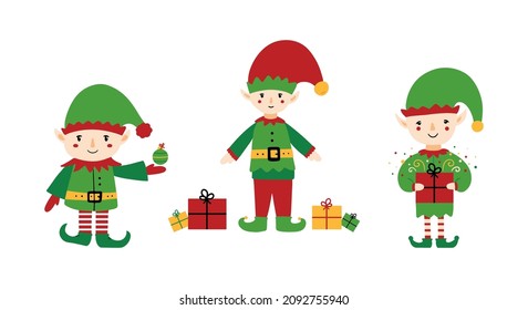 Colección de tres personajes elfos de navidad lindos con sombreros y trajes verdes con un montón de regalos, regalos y adornos de navidad para el diseño de las vacaciones de invierno.
