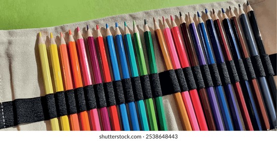 Un conjunto de lápices de colores. Lápices de dibujo. Un juego de lápices de colores para la escuela. Brillante paleta de colores. Lápices en una caja de lápices.