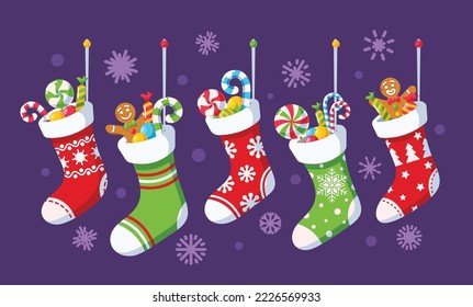 Coloridas calcetines de Navidad con dulces aislados de fondo morado con copos de nieve. Colección de medias de invierno, elemento navideño de Navidad, presentación divertida con caramelos. Ilustración del vector de dibujos animados